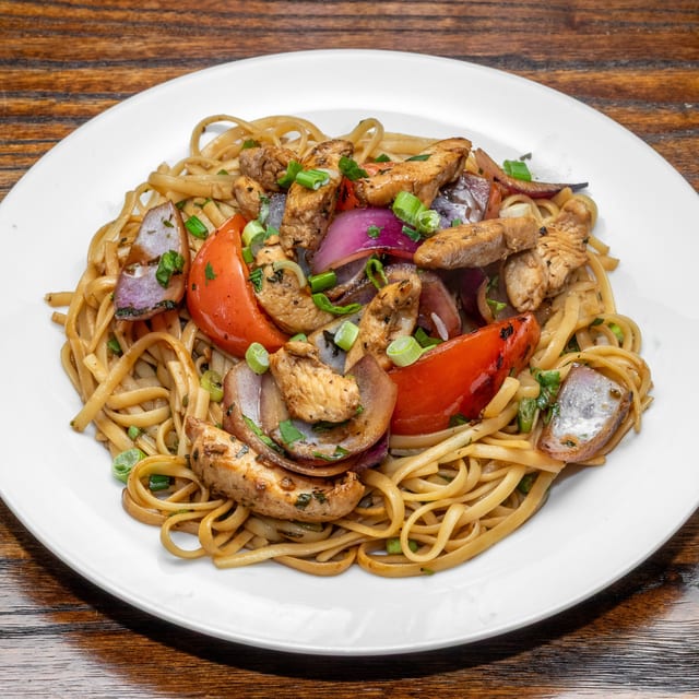 Tallarín Saltado de Pollo Plate.